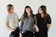 Trois femmes diverses souriantes ensemble, esprit de communauté